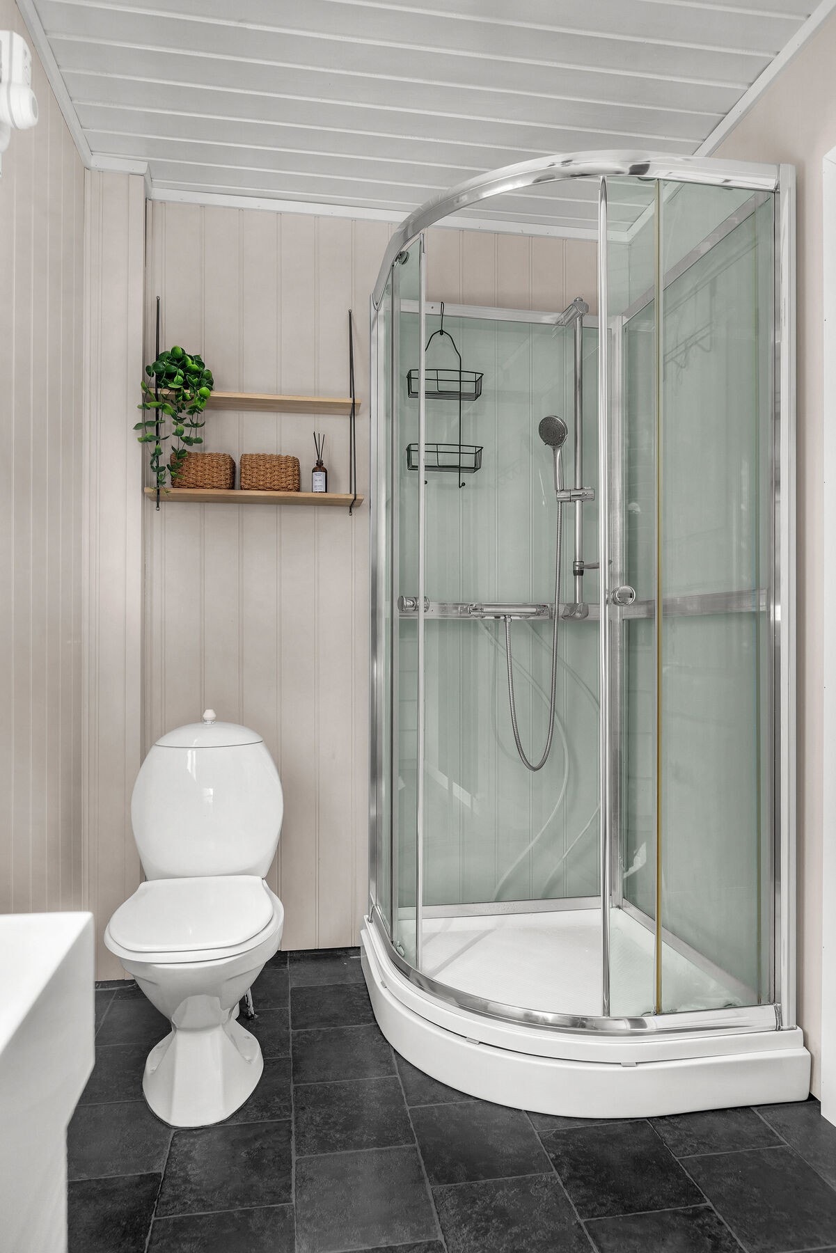 Badet har mekanisk avtrekk og vinylbelegg på gulvet. Galleribilde