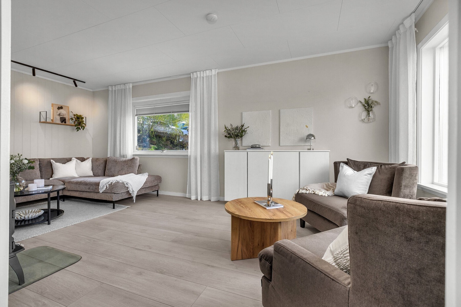 Stuen har en romslig utforming med plass til flere sittegrupper. Galleribilde