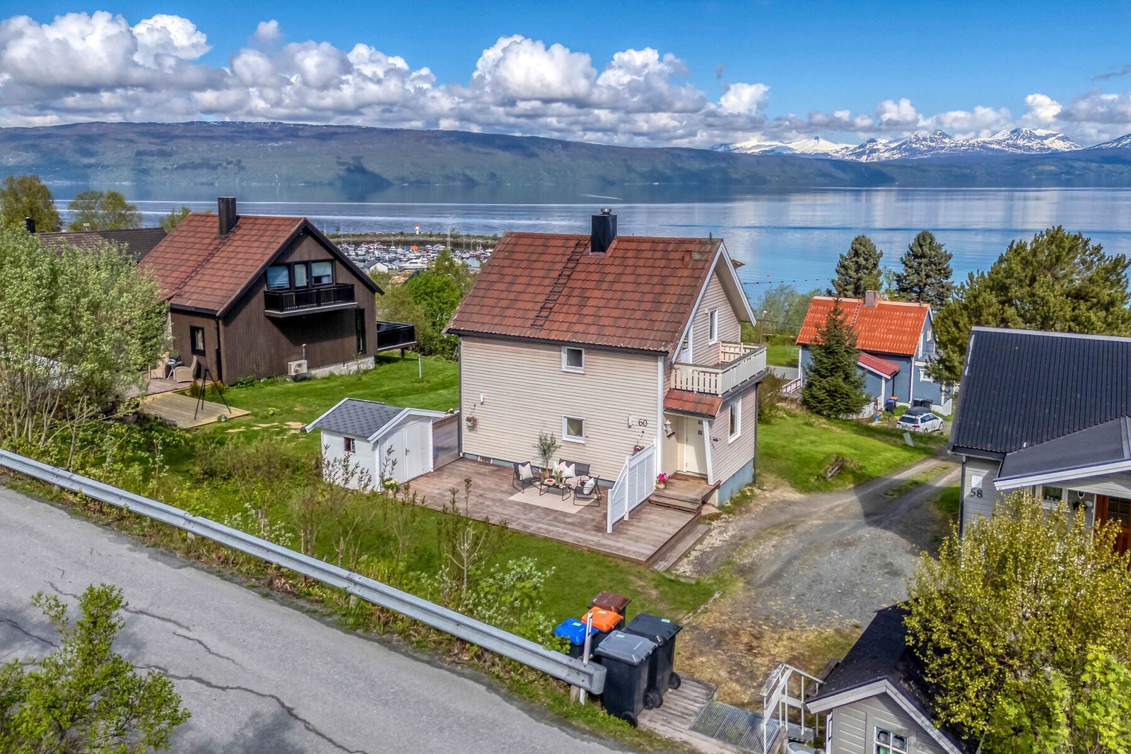 Eiendommen sett fra veien. Galleribilde
