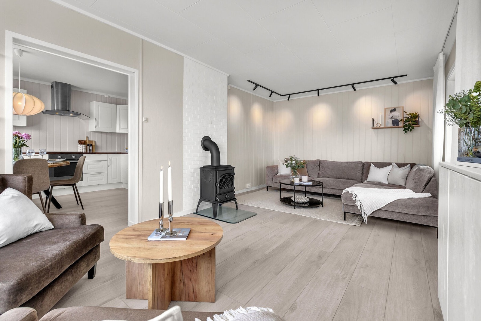 Fra stuen er det åpen tilknytning til kjøkkenet, noe som skaper en sosial og luftig sone. Galleribilde