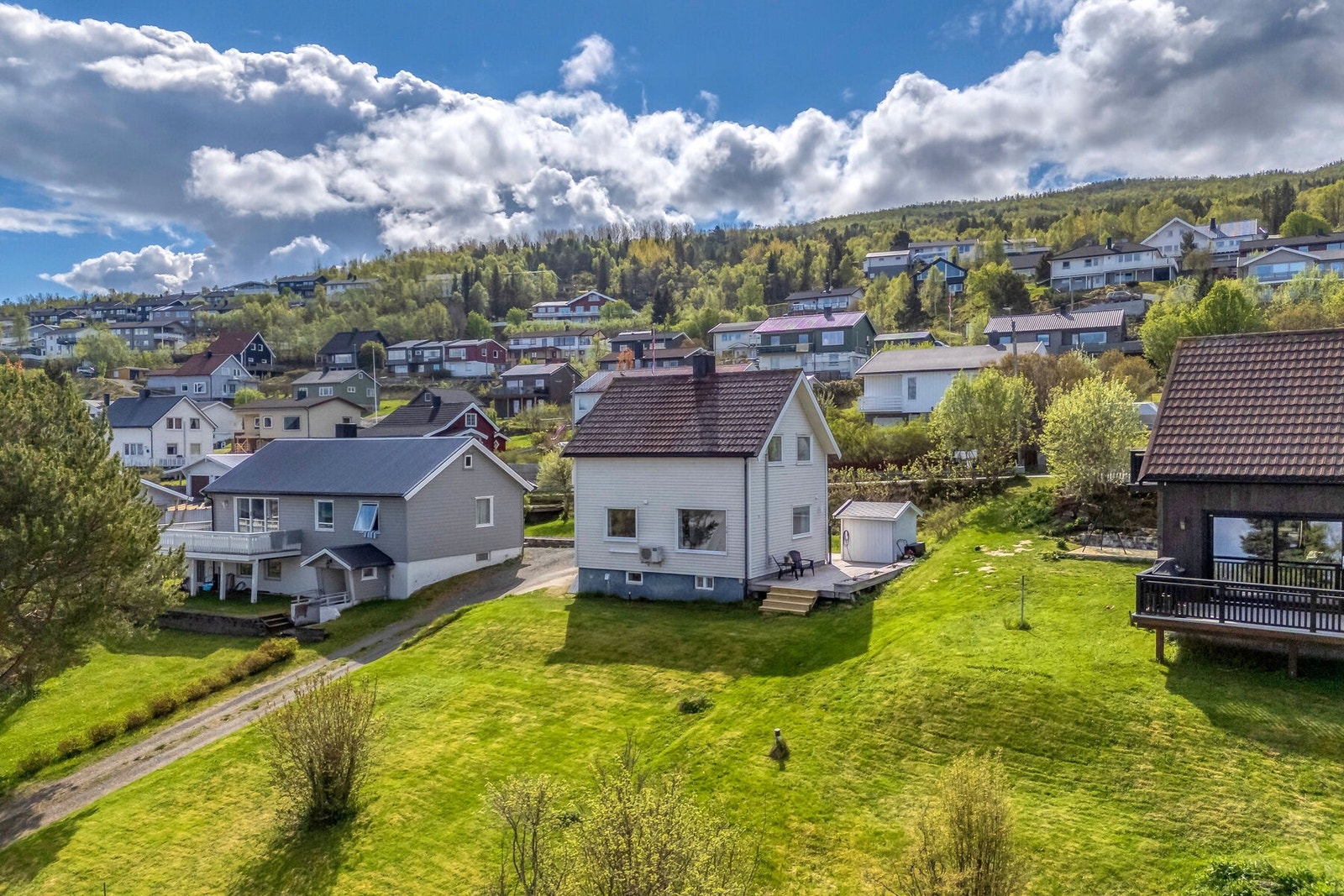 Boligen med hage og uteplass. Galleribilde