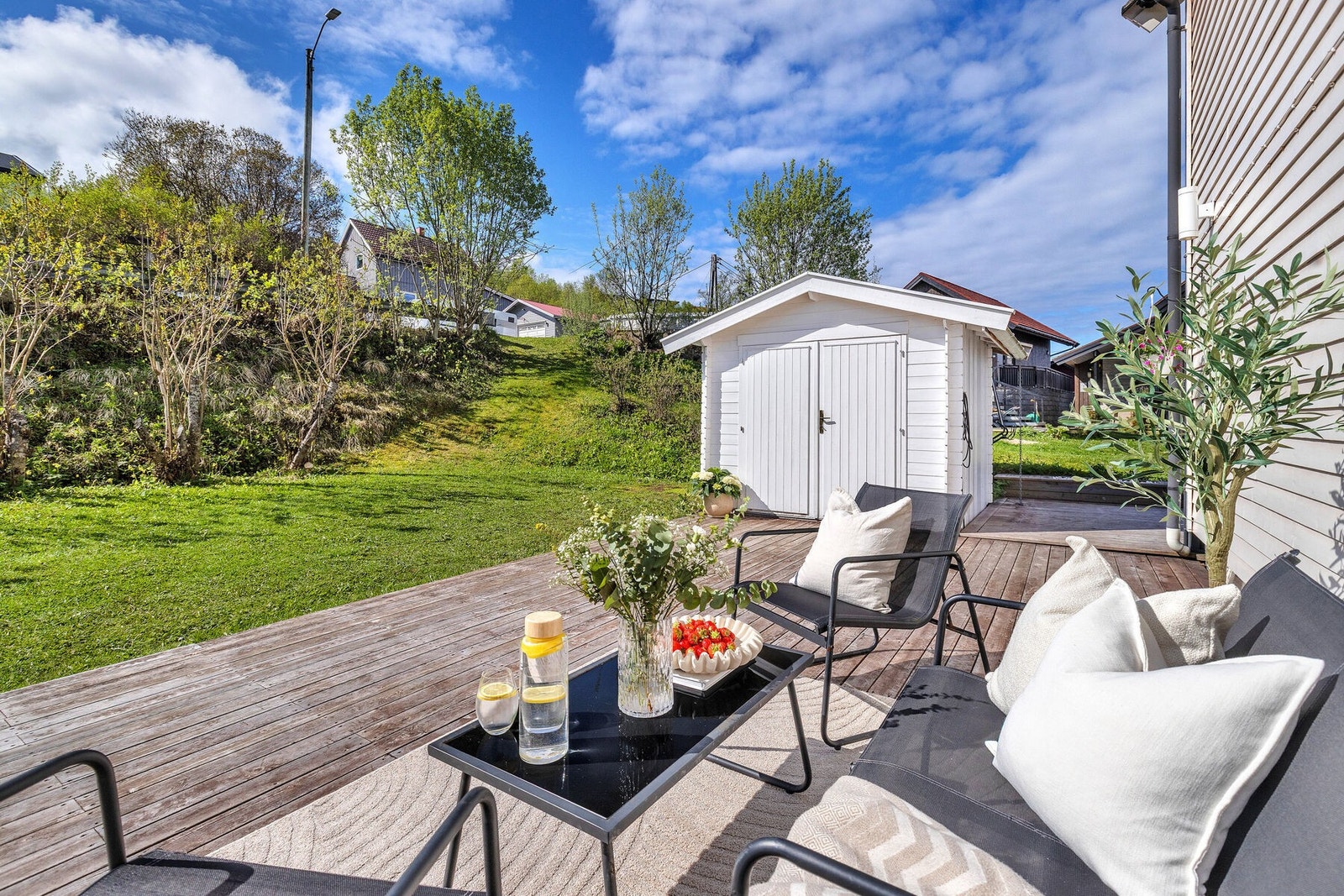 Fra terrassen er det direkte adkomst til hagen. Galleribilde