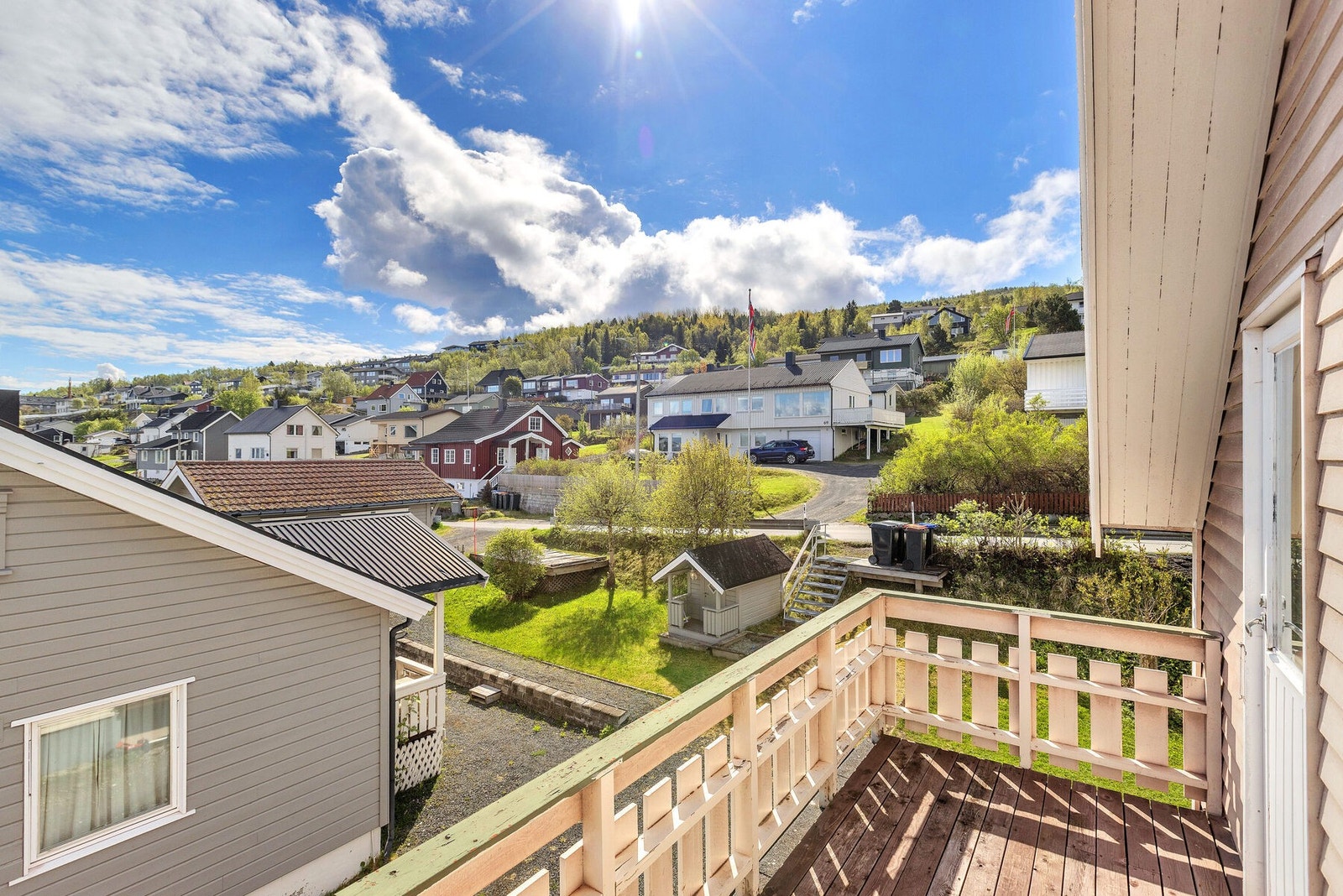 Utsikt over nabolaget fra balkongen. Galleribilde