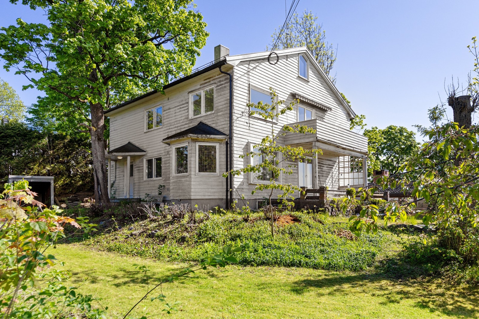 Huset har en stor og solrik hage Galleribilde