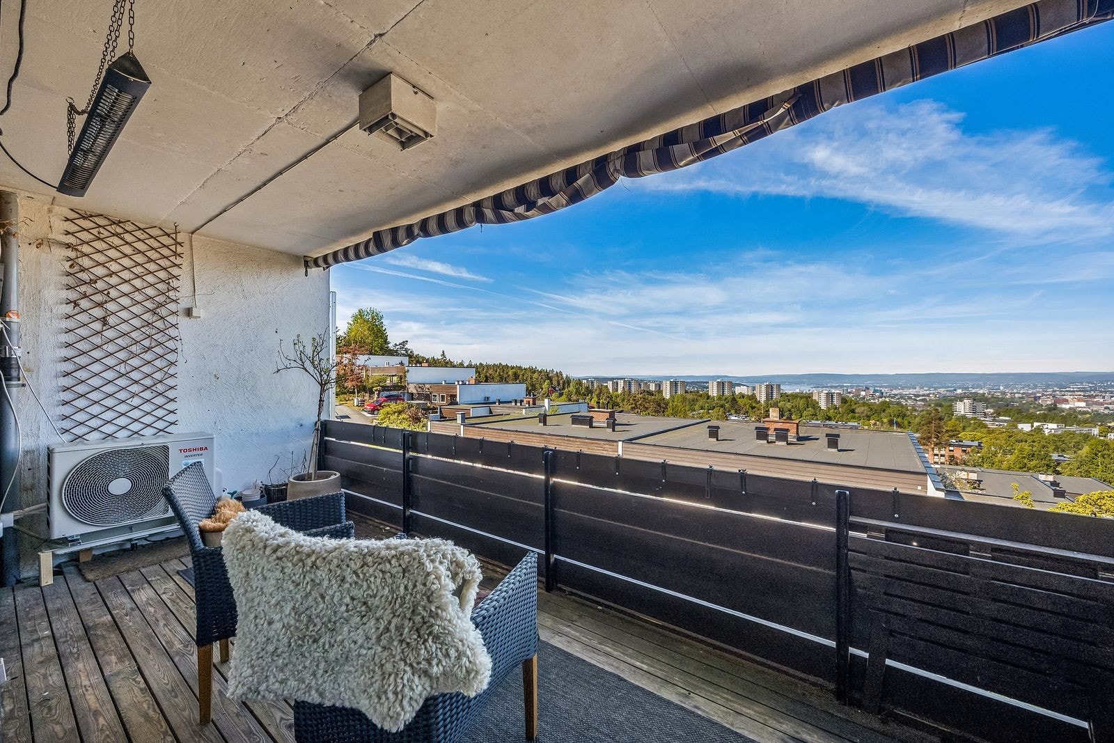 Romslig balkong med gode solforhold og plass til sittegruppe. Galleribilde