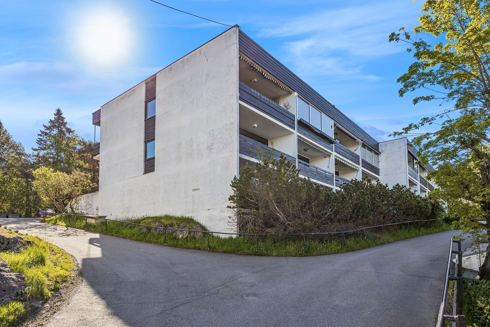 Fasadebilde - Leiligheten ligger i et etablert boligområde med grønne omgivelser. Galleribilde