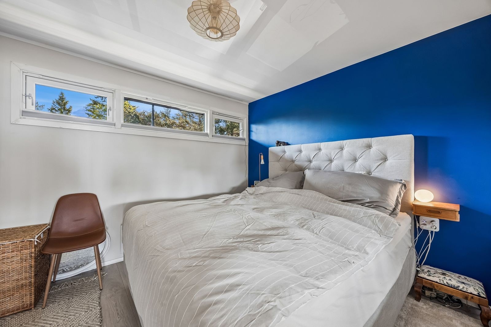 Hovedsoverom med plass til dobbeltseng. Garderobe på venstre side (ikke avbildet) medfølger. Galleribilde