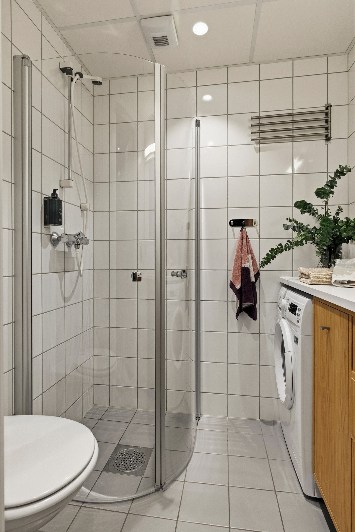 - Pent flislagt bad med elektriske varmekabler - Galleribilde