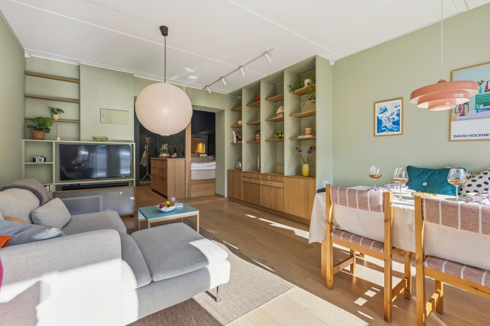 - Lekker stue med plass til sofa, sofabord og spisebord - Galleribilde