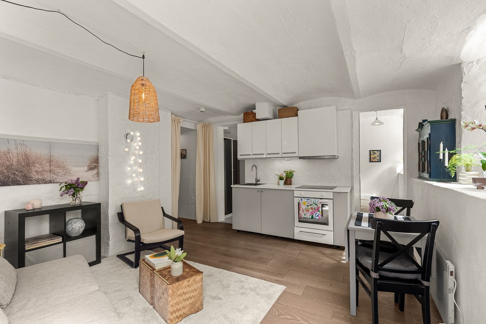 Rommet har plass til både sittegruppe og spisebord. Galleribilde