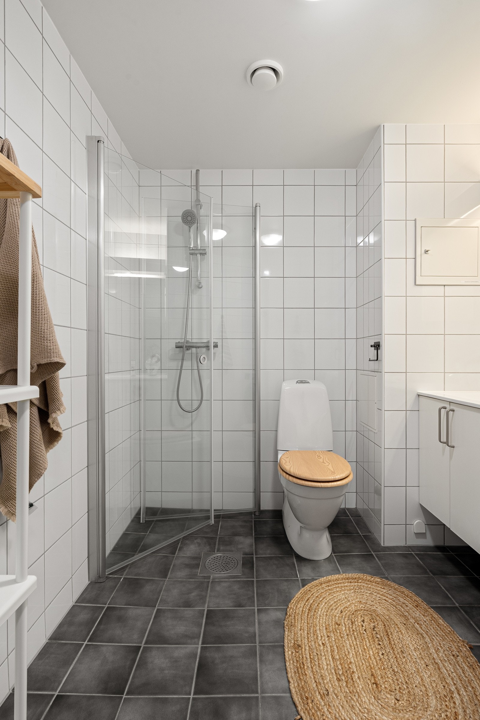 Romslig dusjsone med glassvegger gir badet et åpent uttrykk. Galleribilde