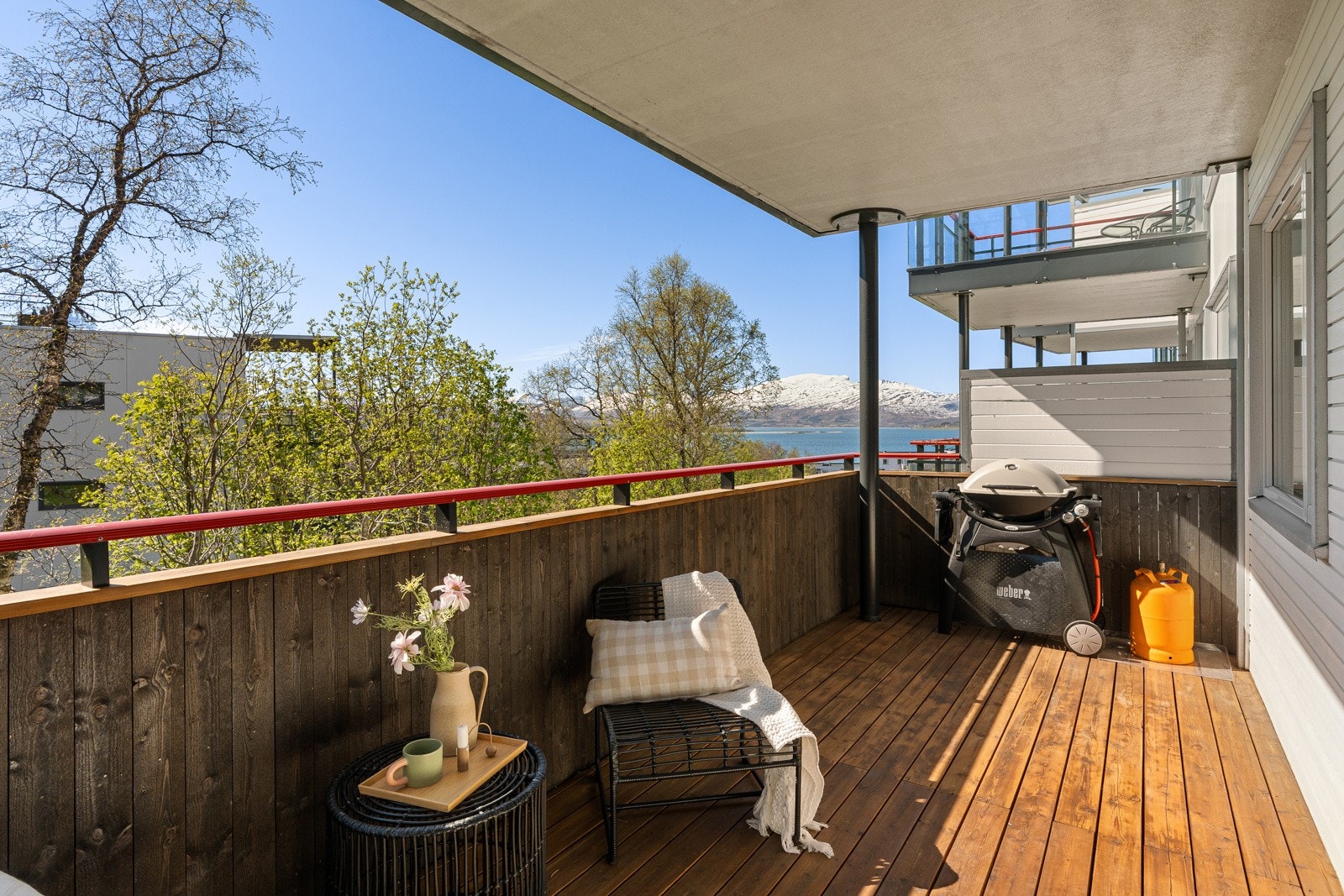 Boligen har romslig og privat balkong med overbygg, sørvestvendte sol- og utsiktsforhold! Galleribilde