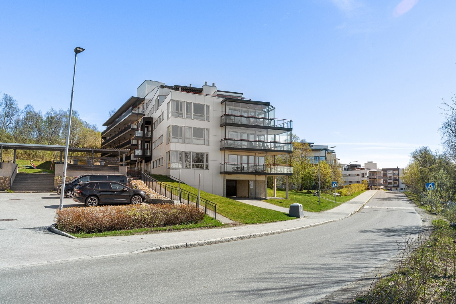Blokka ligger sentralt til på Fagereng. Til venstre i bildet sees sameiets gratis gjesteparkering. Galleribilde