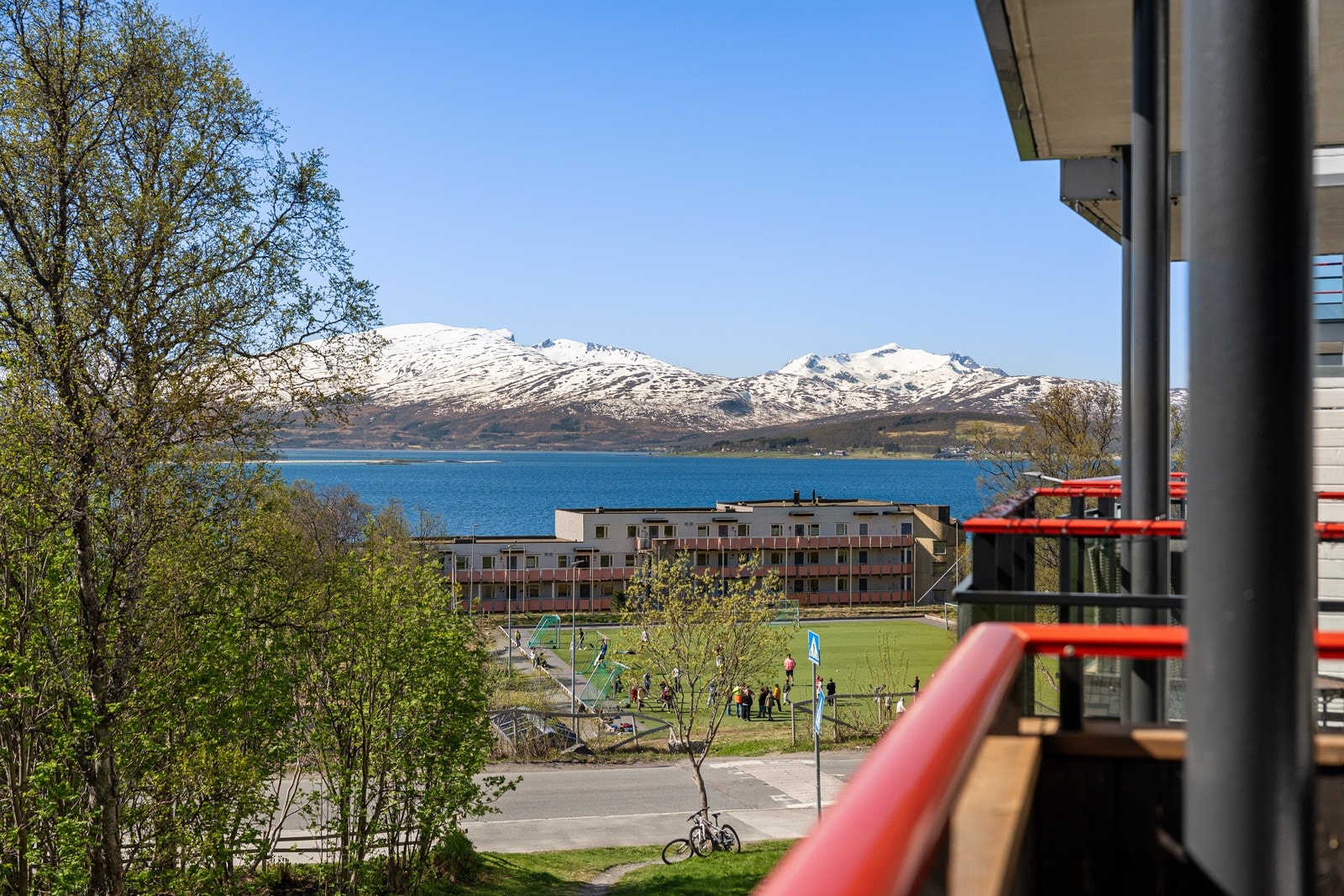 Fra uteplassen er det utsyn mot Kvaløya, med grøntområde mellom bebyggelsen. Galleribilde