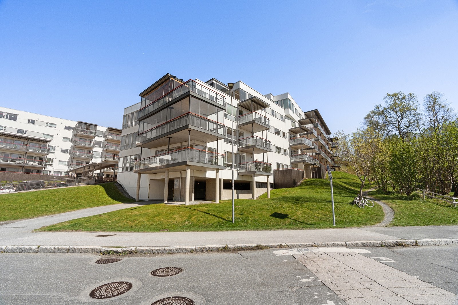 Busstopp med hyppige direkteruter til bl.a. UNN/UiT ligger få meter fra blokka. Galleribilde