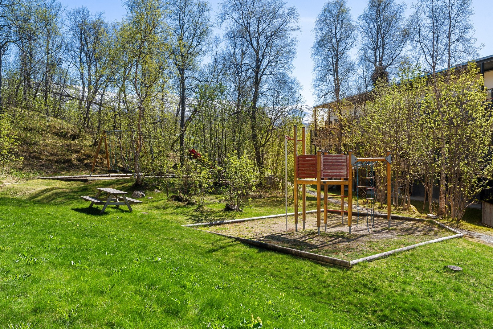 Det er grønne fellesområder og hyggelige utearealer i umiddelbar nærhet. Det er felles takterrasse for beboere i blokka. Galleribilde