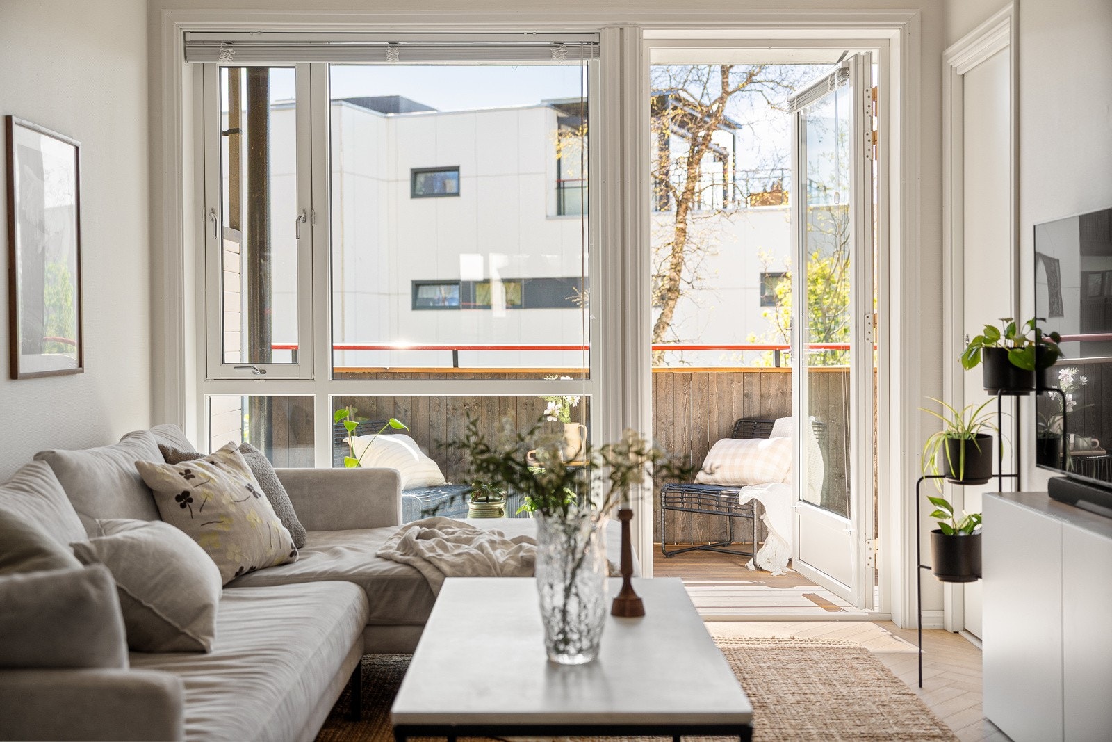 Fra oppholdsrommet er det direkte utgang til balkongen. Galleribilde