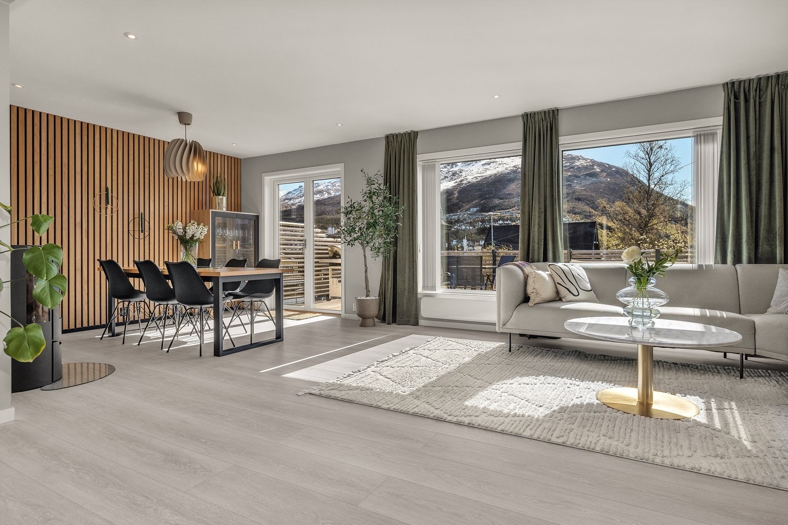 Stuen i åpen løsning med plass til stor sofa og spisegruppe Galleribilde