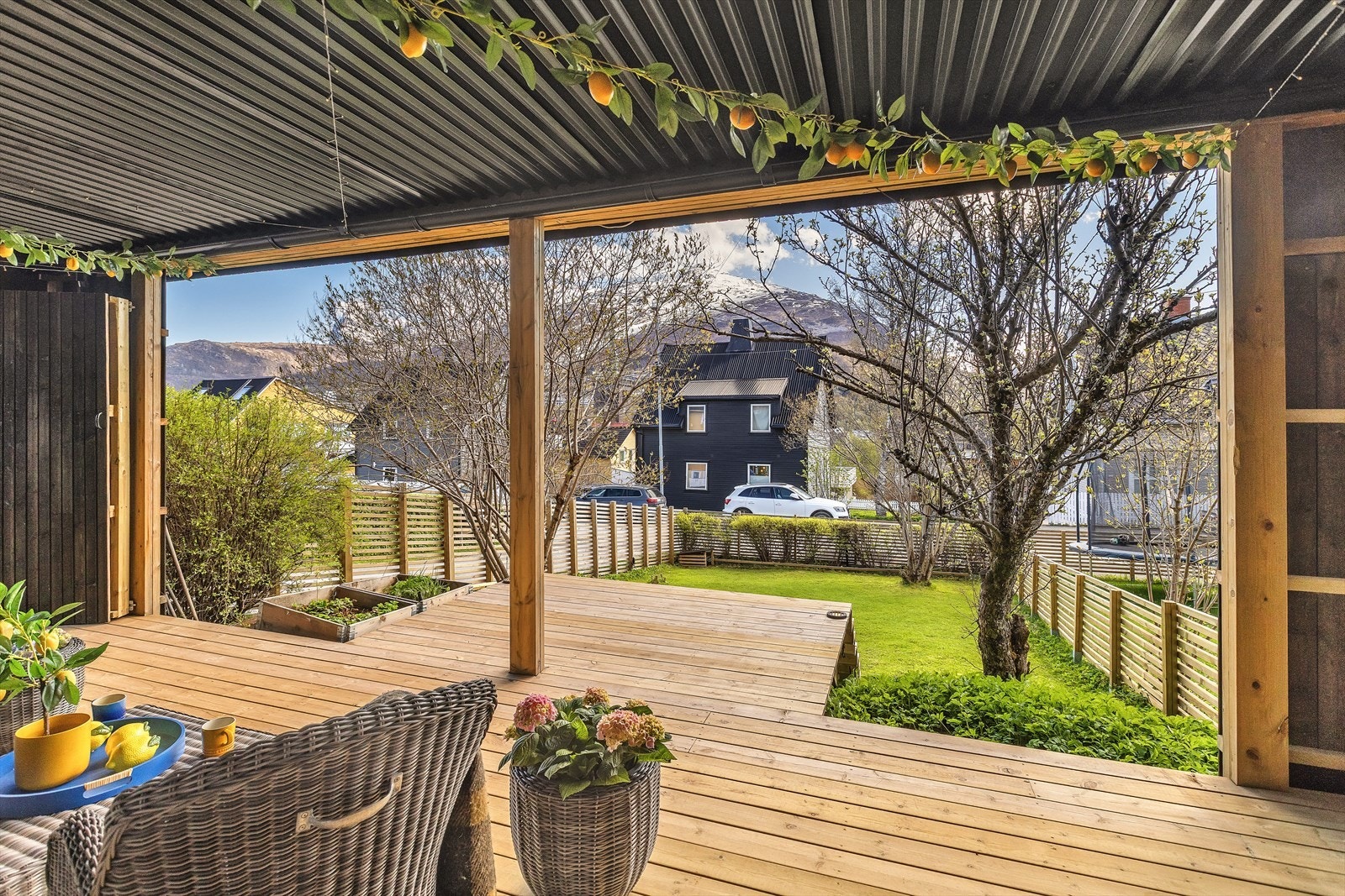 Nydelig takoverbygd markterrasse Galleribilde
