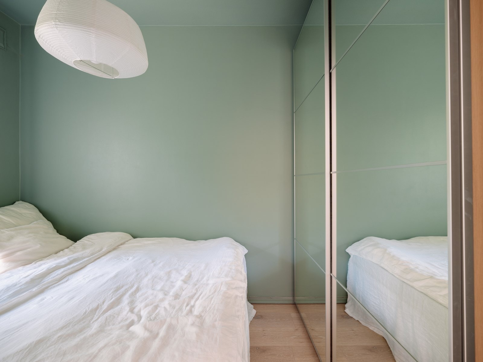 Soverommet har behagelige fargetoner og stor skyvedørsgarderobe med speilfronter. Galleribilde