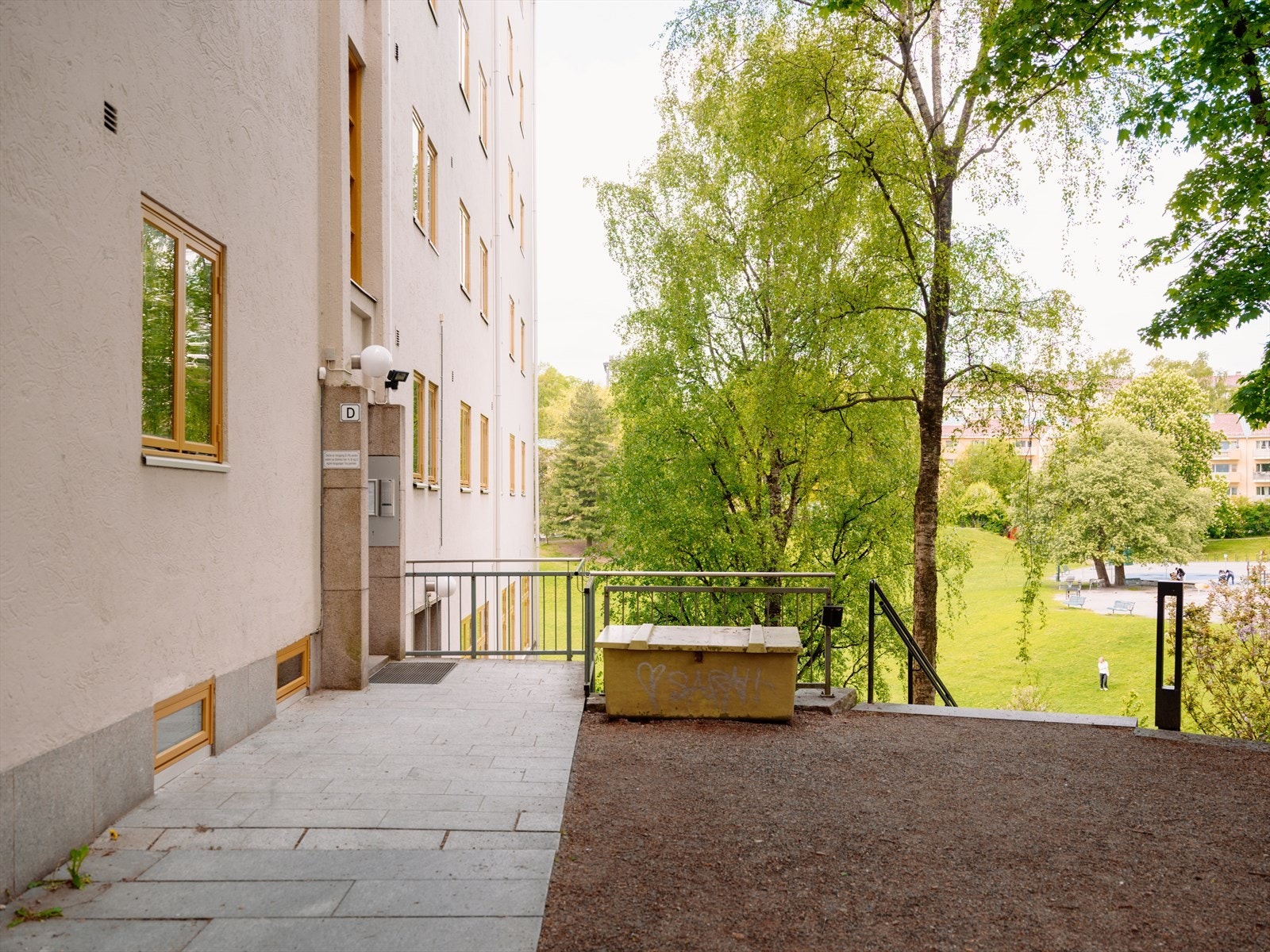 Innbydende inngangsparti - og rett ned trappen finner du parken. Galleribilde