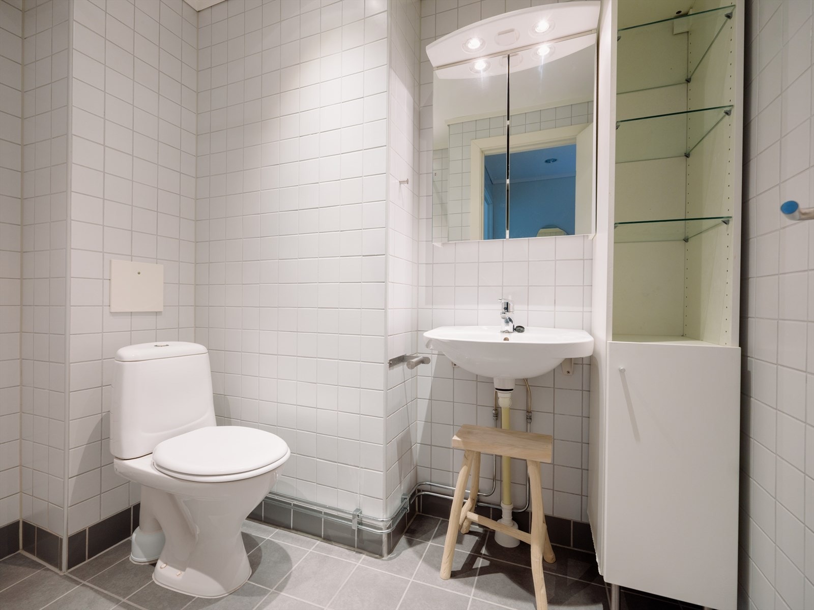 Badet ble totalrenovert i regi av borettslaget i 2006 og har flislagte gulv og vegger i tidløse farger. Galleribilde