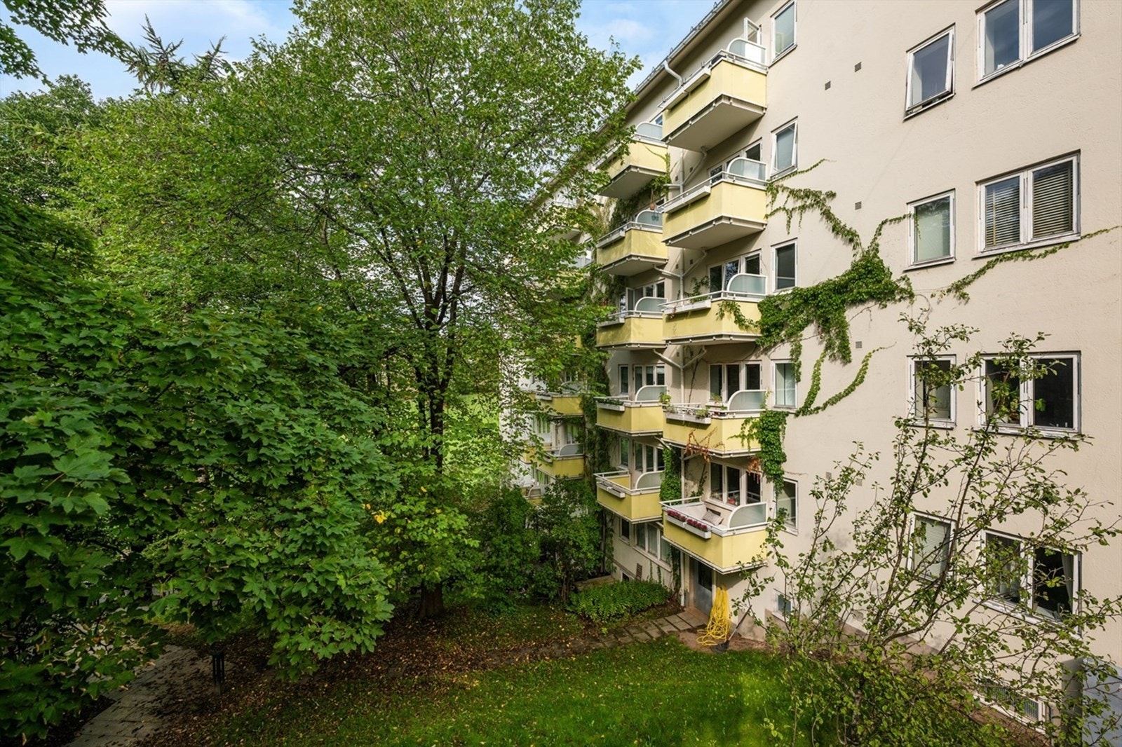Fellesarealene er pent opparbeidet med gressplen, beplantning og sittegruppe. Galleribilde