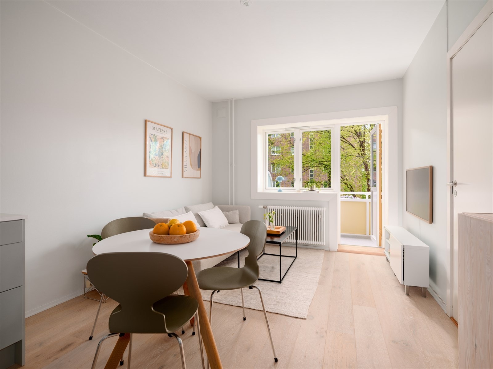 De store vindusflatene og den gode takhøyden på 2,6 meter sørger for en lys og luftig følelse. Galleribilde