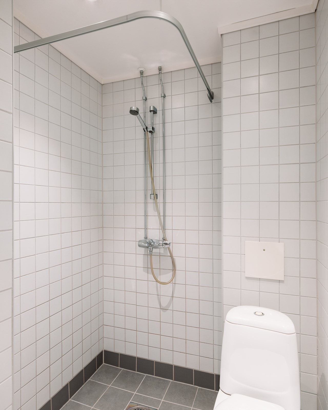 Badet er utstyrt med standard innredning, integrert himlingsbelysning og dusjhjørne. Galleribilde