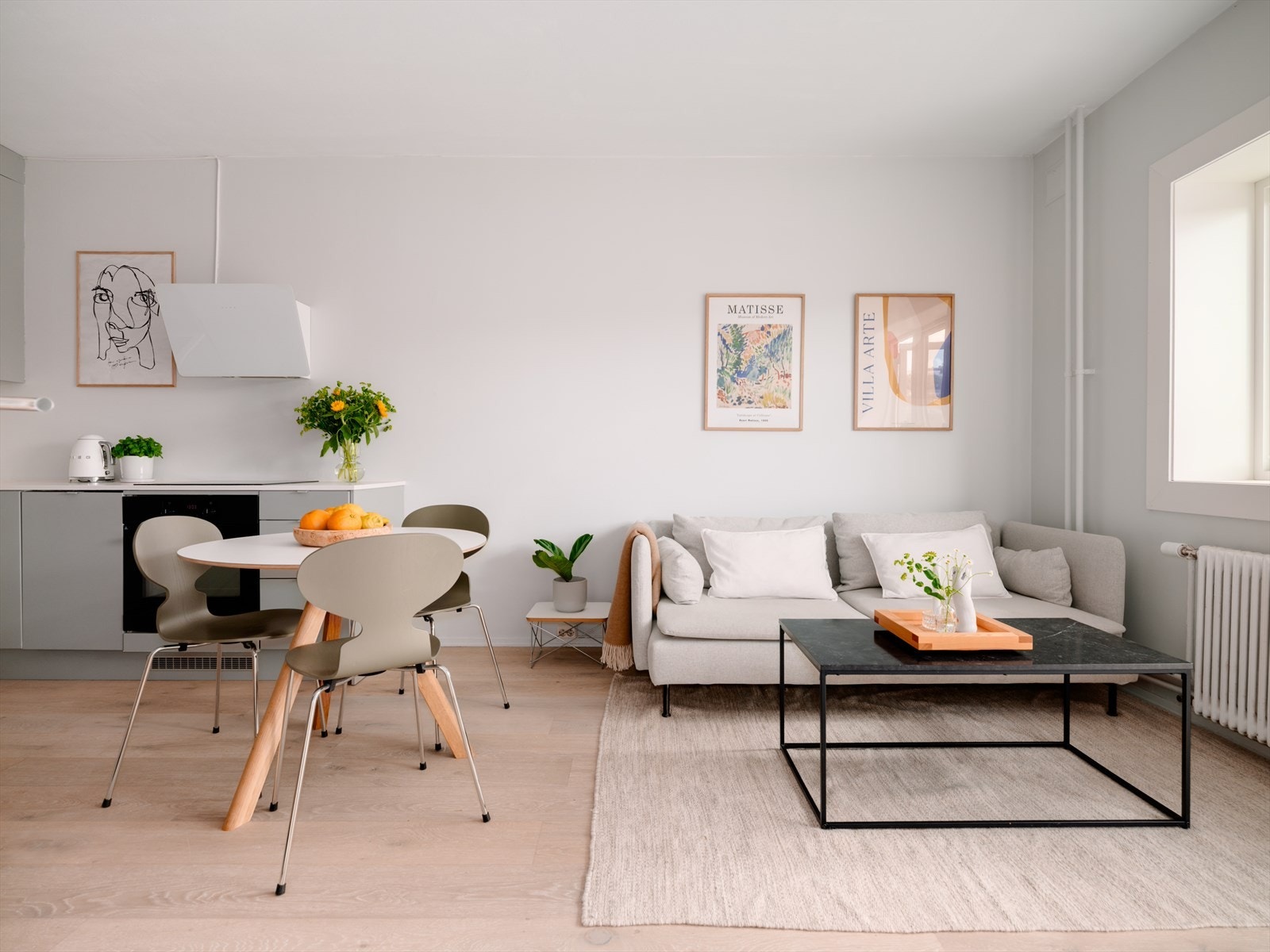 Leiligheten er malt i lyse farger som skaper en luftig, moderne og innbydende atmosfære. I stuen er det plass til sofagruppe og mediemøblement. Galleribilde
