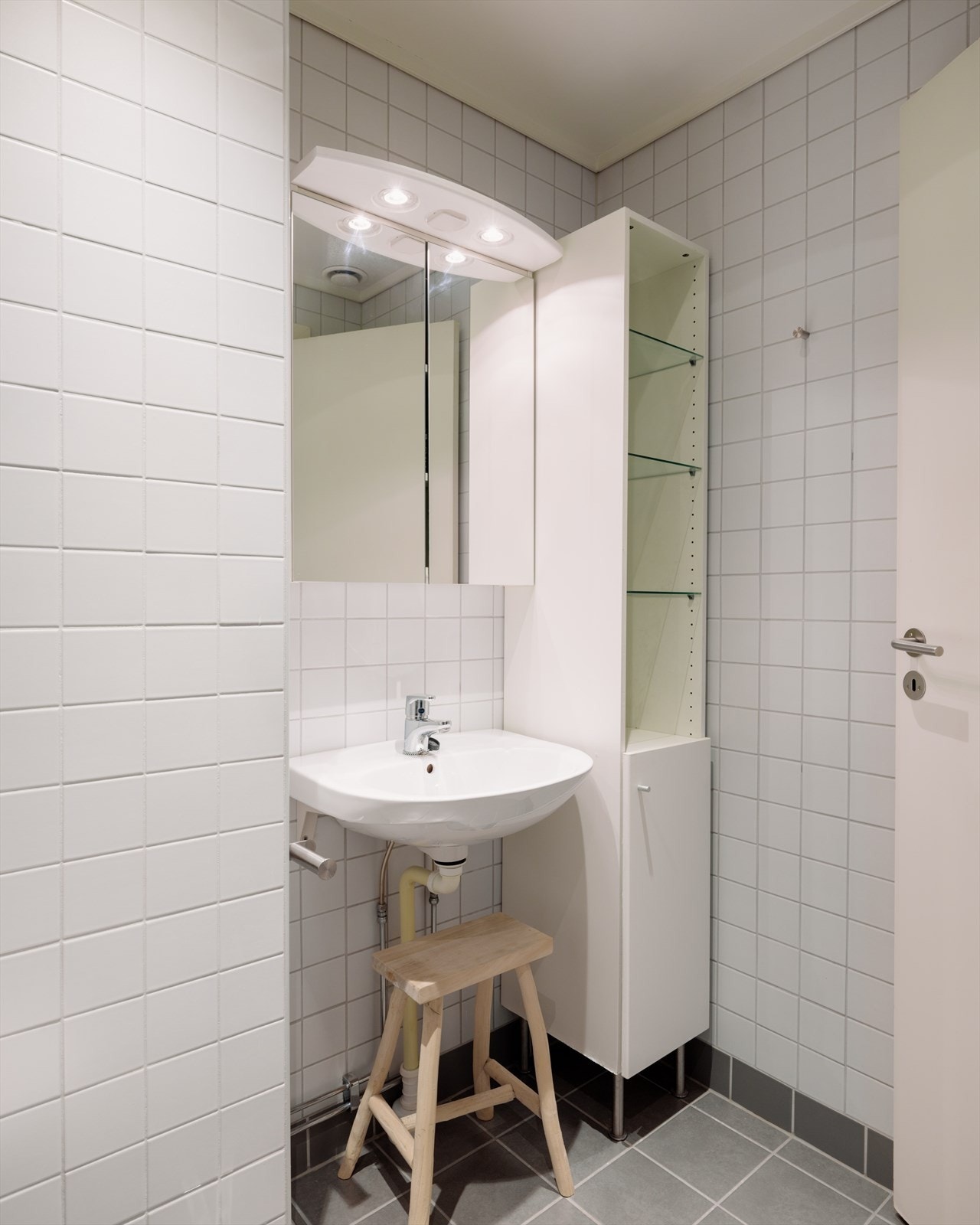 Badet har termostatstyrte varmekabler i gulvet. I 2020 ble gulvfliser og varmekabler skiftet av M-Tek AS. Galleribilde