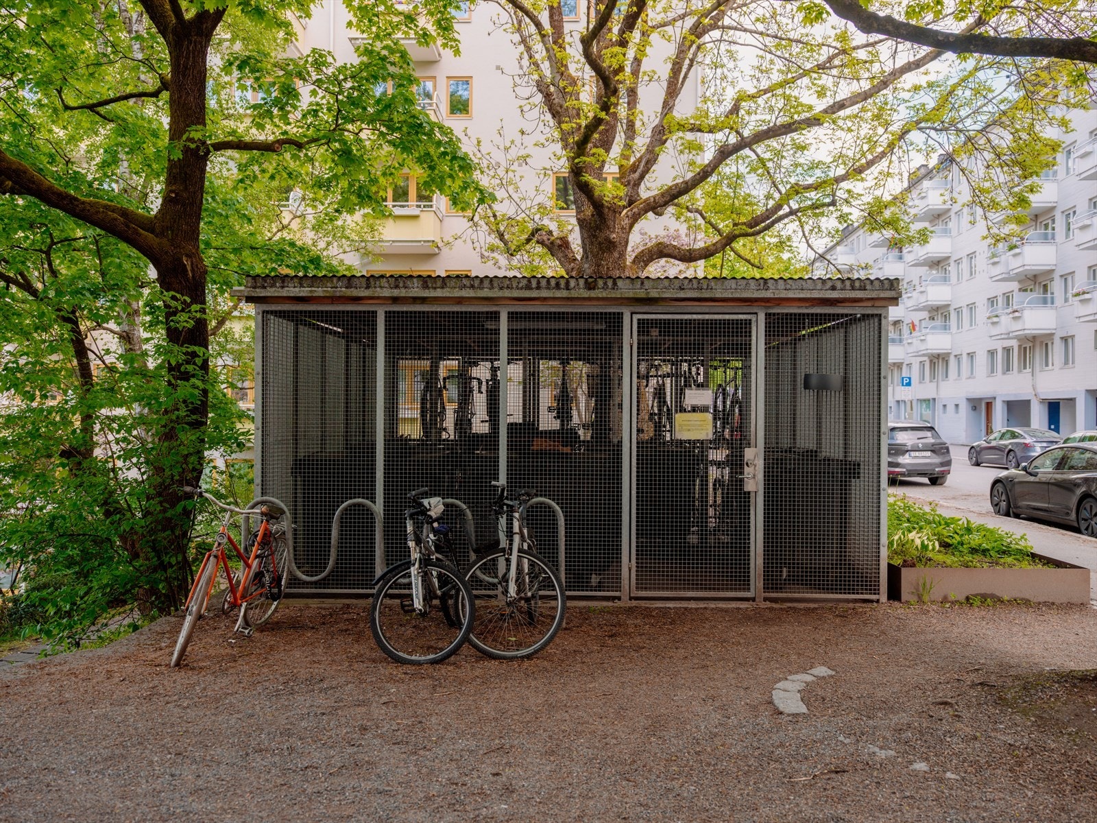 Borettslaget disponerer utvendig avlåst sykkelparkering under tak. Galleribilde