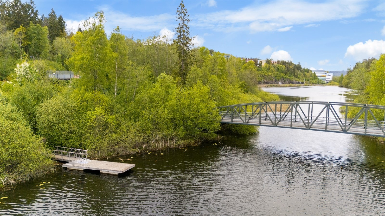 Bondivann ligger idyllisk til og byr på både fiske og bademuligheter. Galleribilde