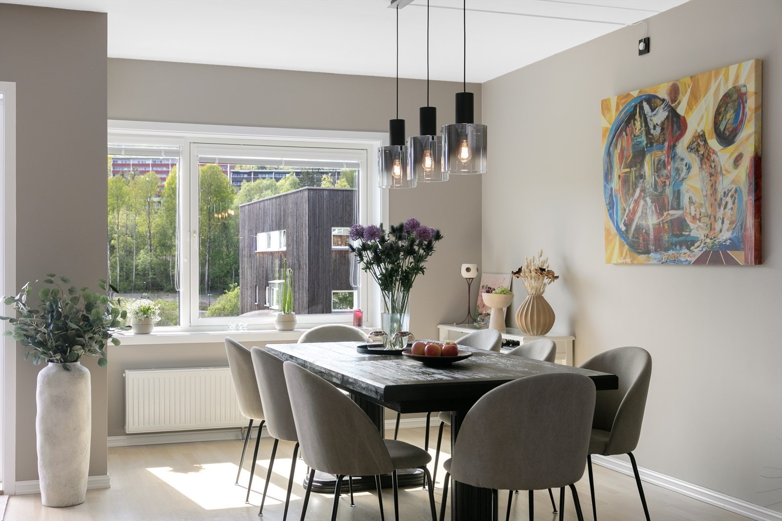 Med kort vei fra kjøkkenet til spiseplassen, er det enkelt å servere dagens måltider. Galleribilde