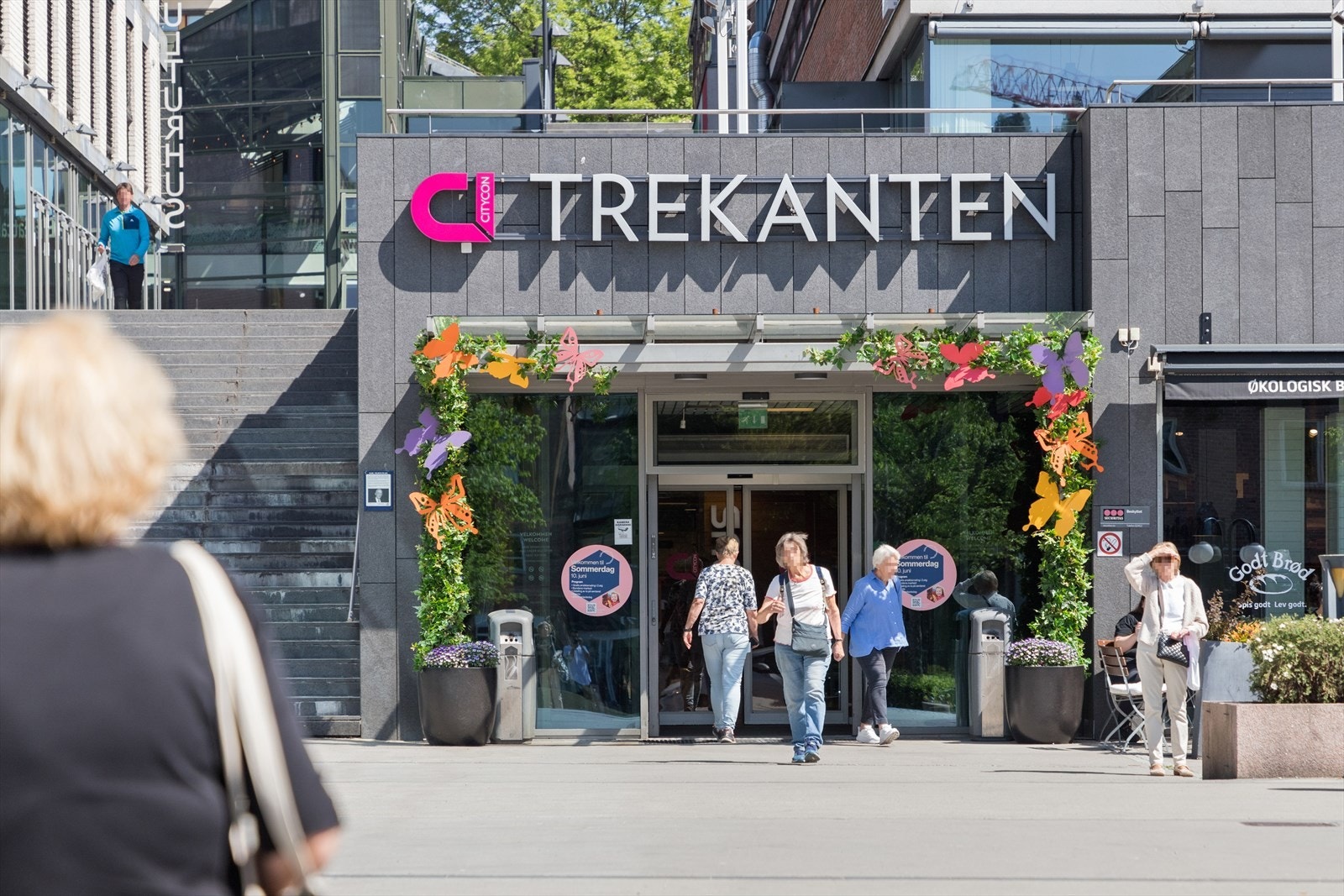 Asker sentrum ligger kun noen minutter unna med bil, buss eller tog og byr på alle de servicetilbud man trenger i hverdagen. Galleribilde
