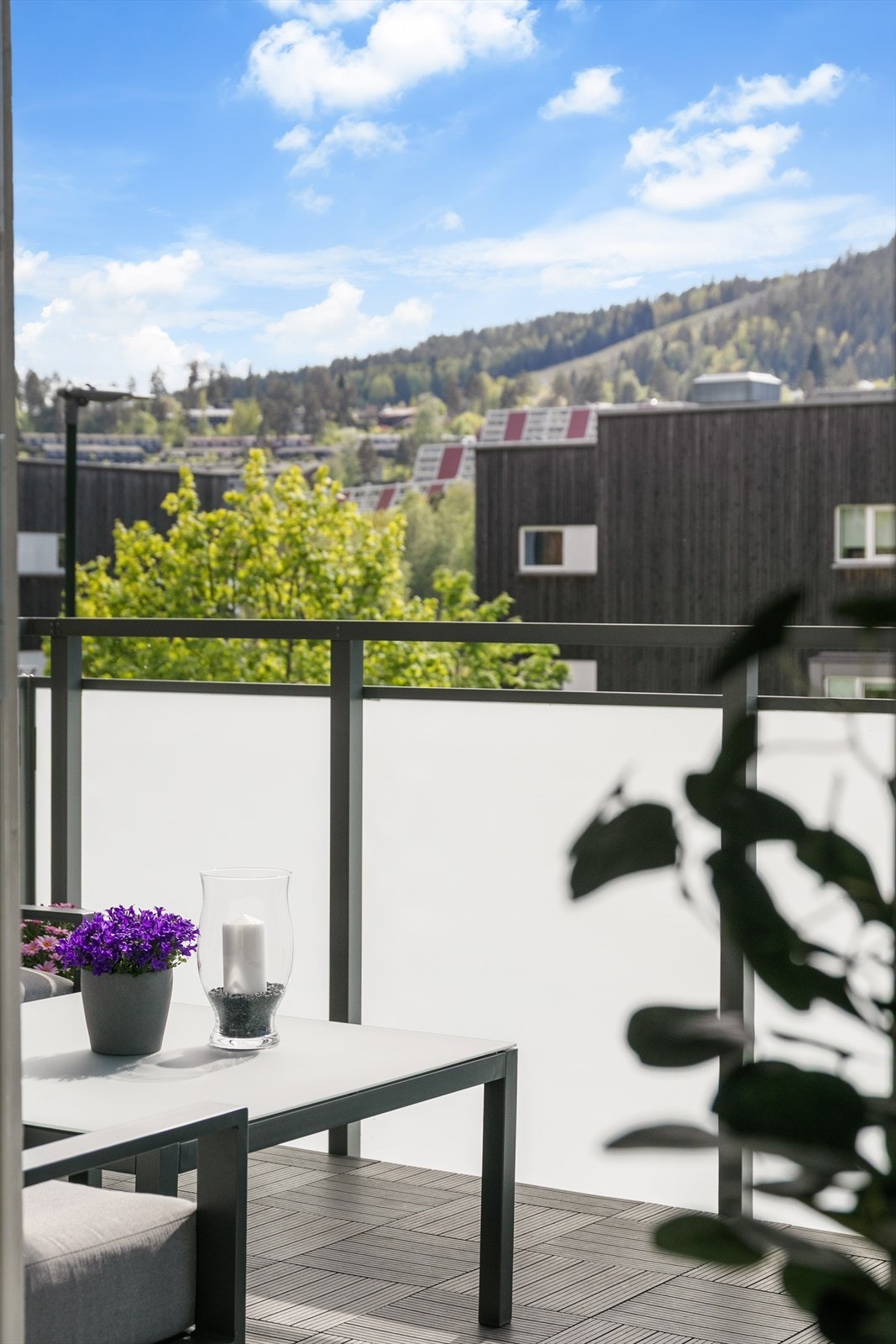 Hyggelig utsikt fra balkongen mot Bondivannet og Vardåsen. Galleribilde