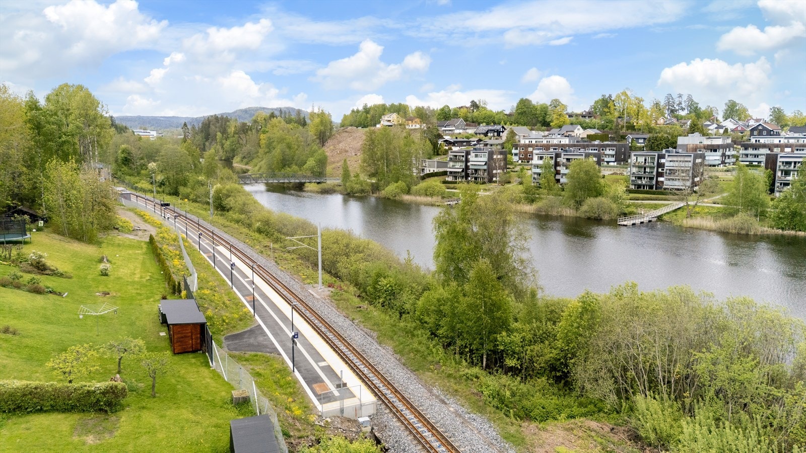 Fra leiligheten er det gangavstand til Bondivann stasjon, med effektiv reisevei til Oslo S. Plattformen på Bondivann stasjon ble nylig oppgradert. Galleribilde