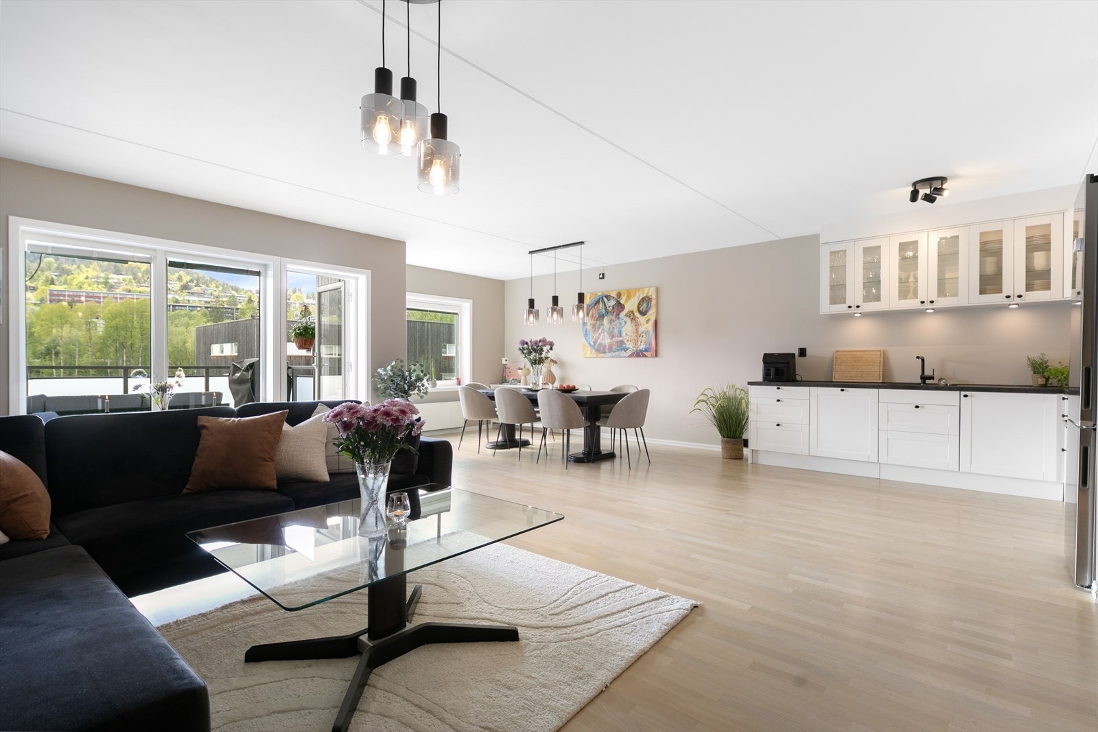 Leiligheten er fra 2012 og oppleves moderne og gjennomført. Galleribilde