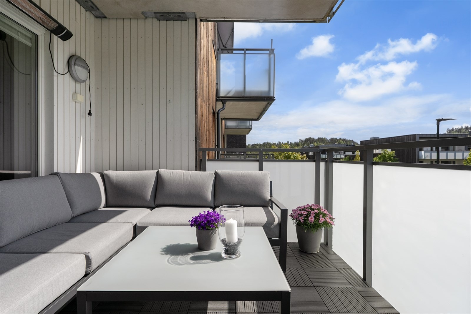 Her er det plass til sofagruppe, grill og blomsterkasser. Galleribilde