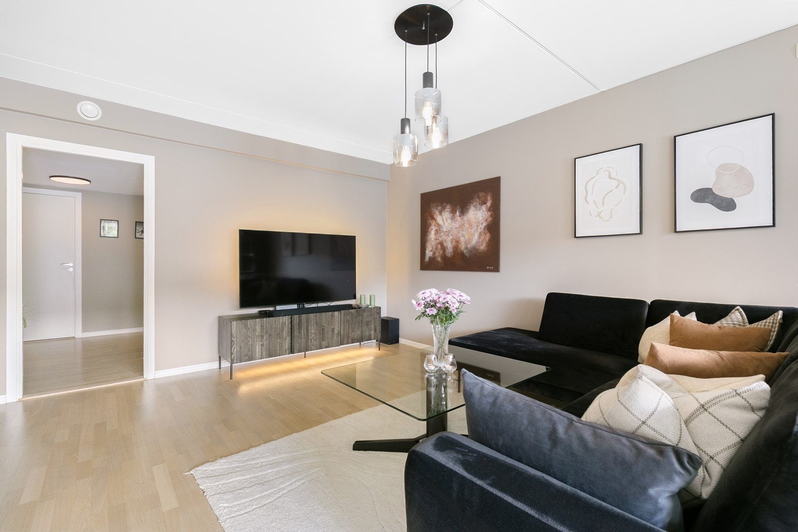I stuen er det naturlig plass til sofagruppe, bord og TV-benk. Galleribilde