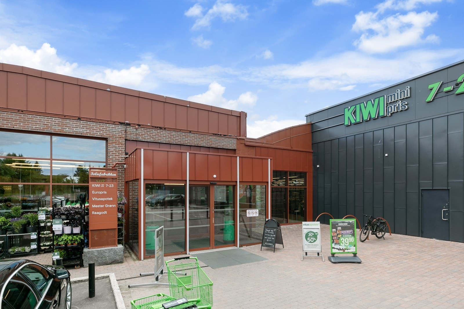 Nærområdet har nylig fått et oppgradert utvalg med bla. KIWI, Europris, blomsterbutikk og apotek. Galleribilde