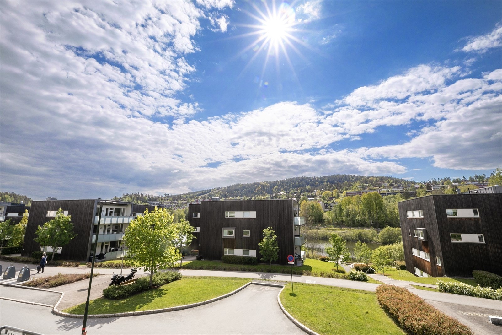 Like ved boligen finnes lekeplasser og store grøntområder for lek og rekreasjon. Galleribilde