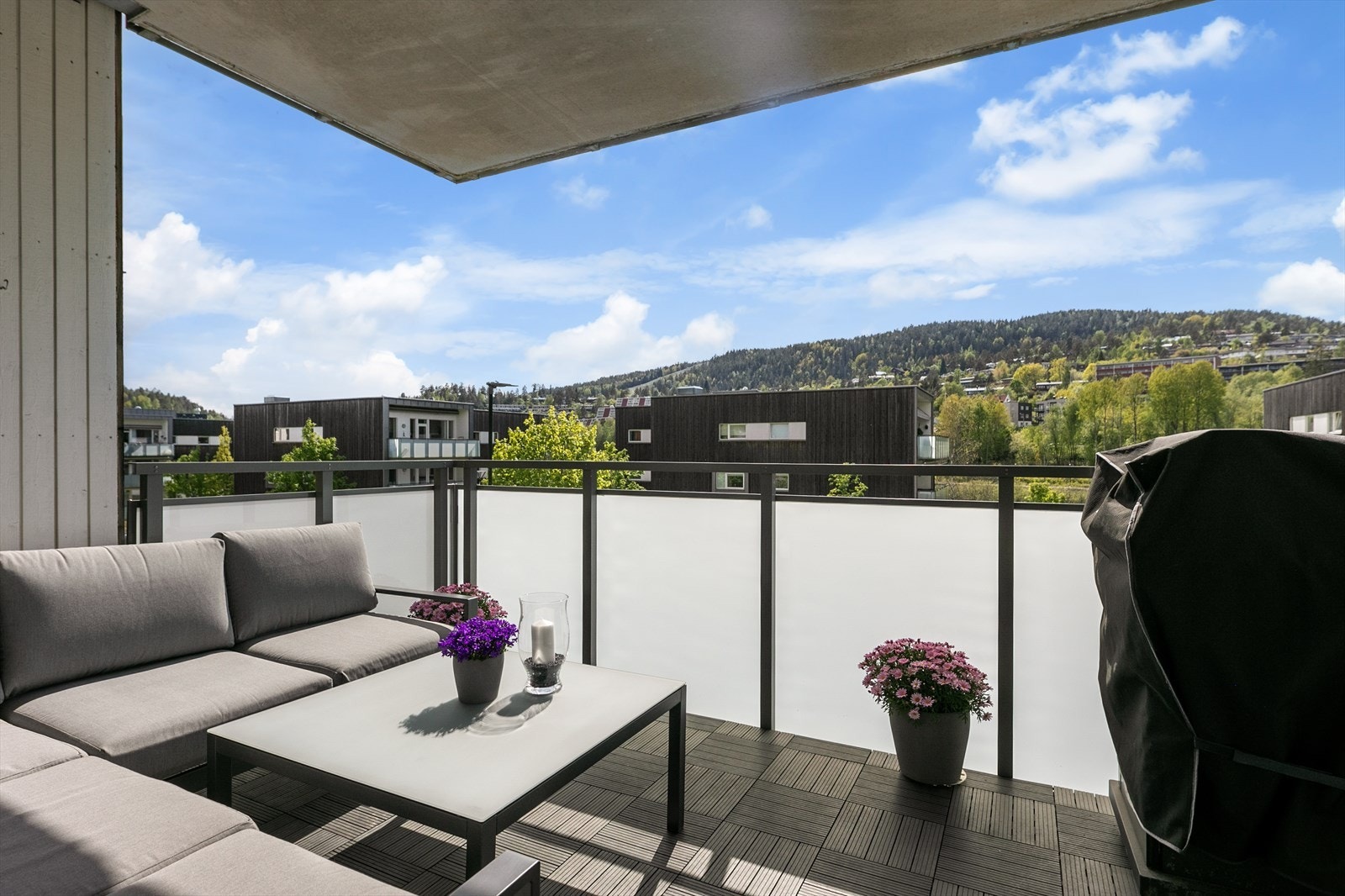 Fra stuen er det utgang til den herlige balkongen på hele 10m². Balkongen ligger høyt og fritt med hyggelig utsyn og fine solforhold. Galleribilde