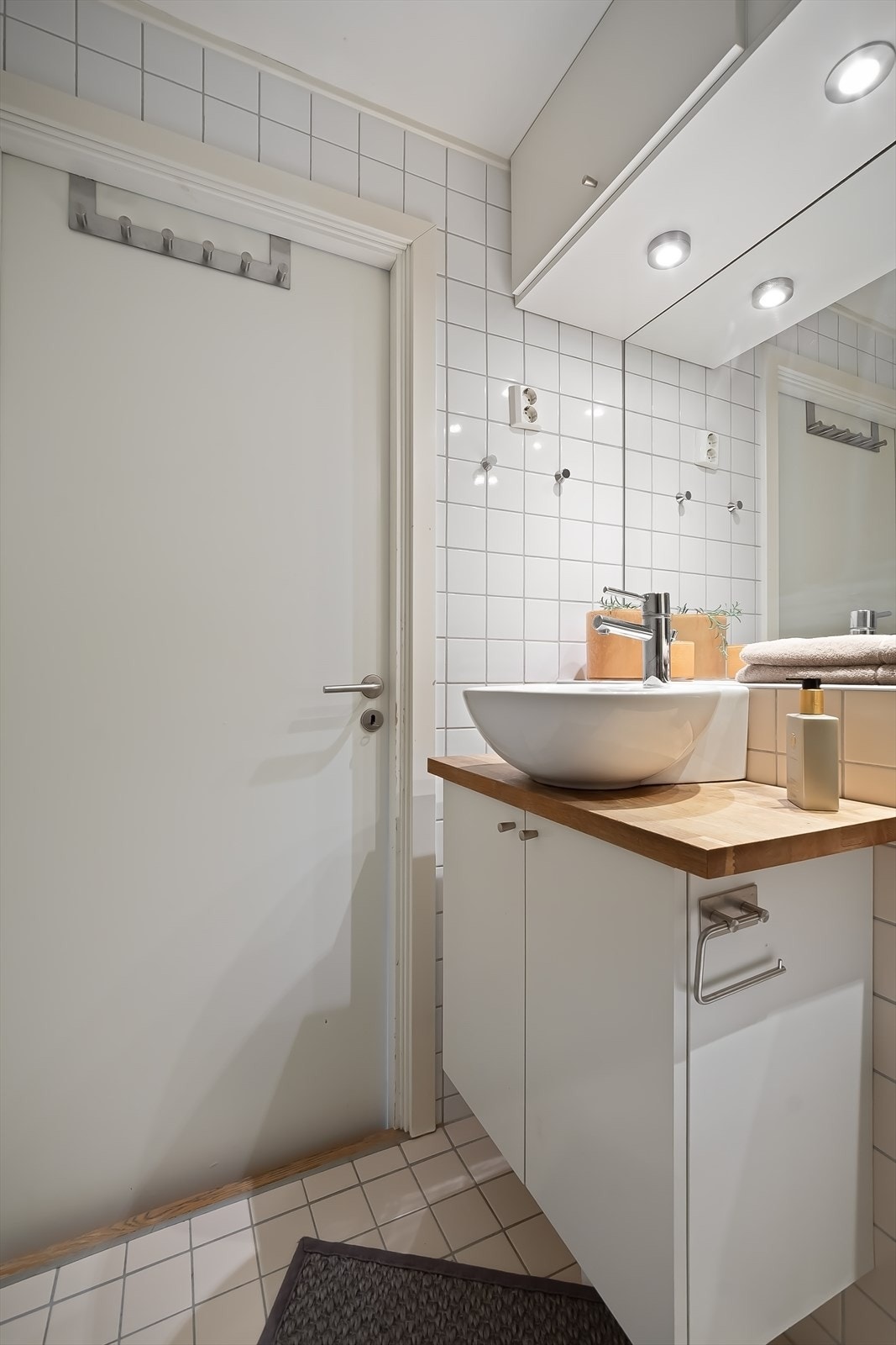 Badet har behagelig gulvarme og det er ventilasjon via balansert anlegg, med tilluft under døren. Galleribilde