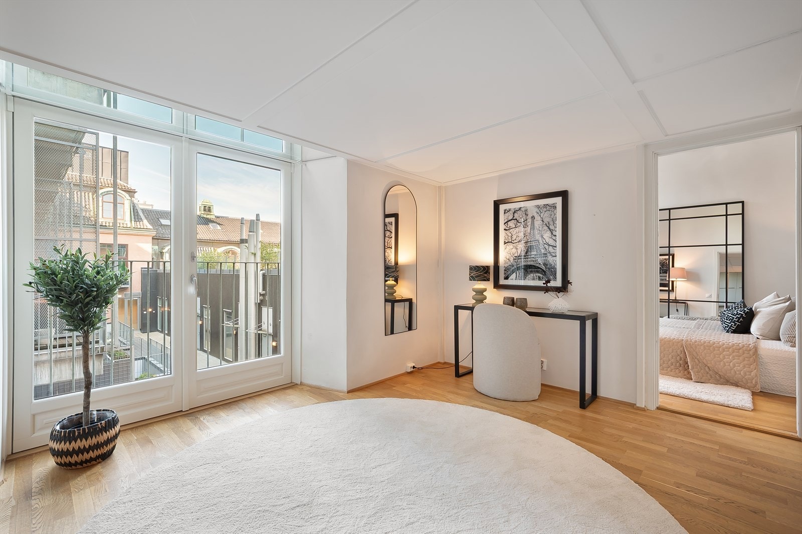 Leiligheten preges av generøs takhøyde og store vindusflater som slipper inn rikelig med naturlig lys. Galleribilde