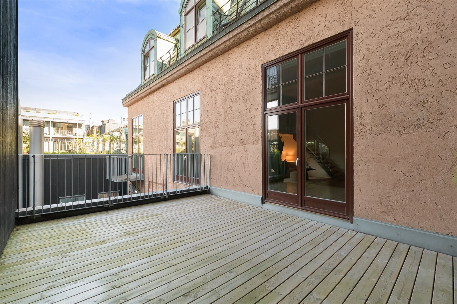 Leiligheten har en romslig takterrasse med utgang fra stue og en balkong med utgang fra soverom med gode solforhold. Her er det plass til loungemøbler, grill og tilhørende møblement - utmerket for å nyte late sommerdager. Galleribilde