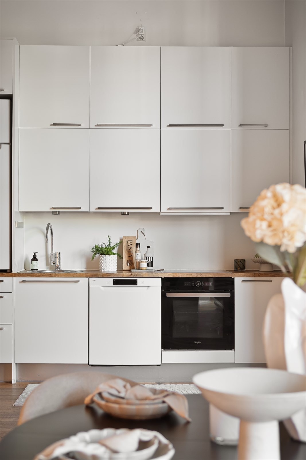 Kjøkkenet er utstyrt med integrerte hvitevarer med stekeovn og platetopp, og frittstående hvitevarer bestående av kjøleskap, fryseskap og oppvaskmaskin. Galleribilde