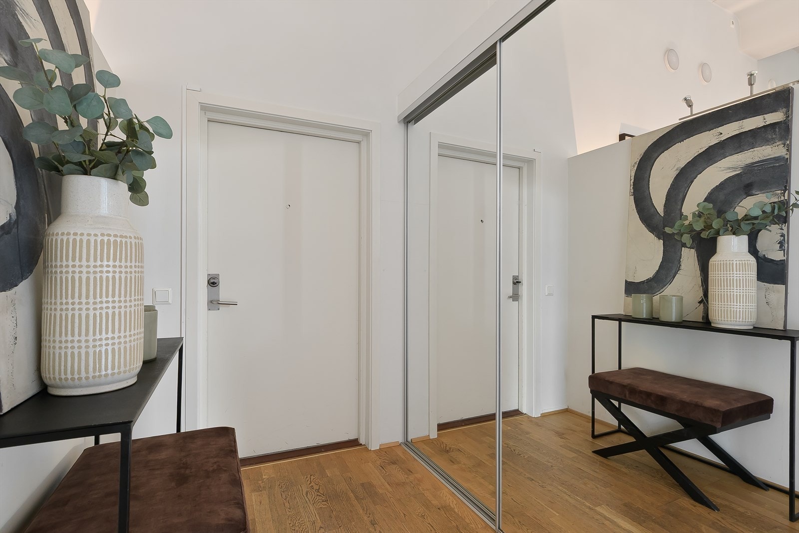 Velkommen inn! Lys og innbydende entré med god plass til klesoppheng og oppbevaring av sko. Det er adkomst via felles trappeoppgang med heis og dørcalling. Galleribilde