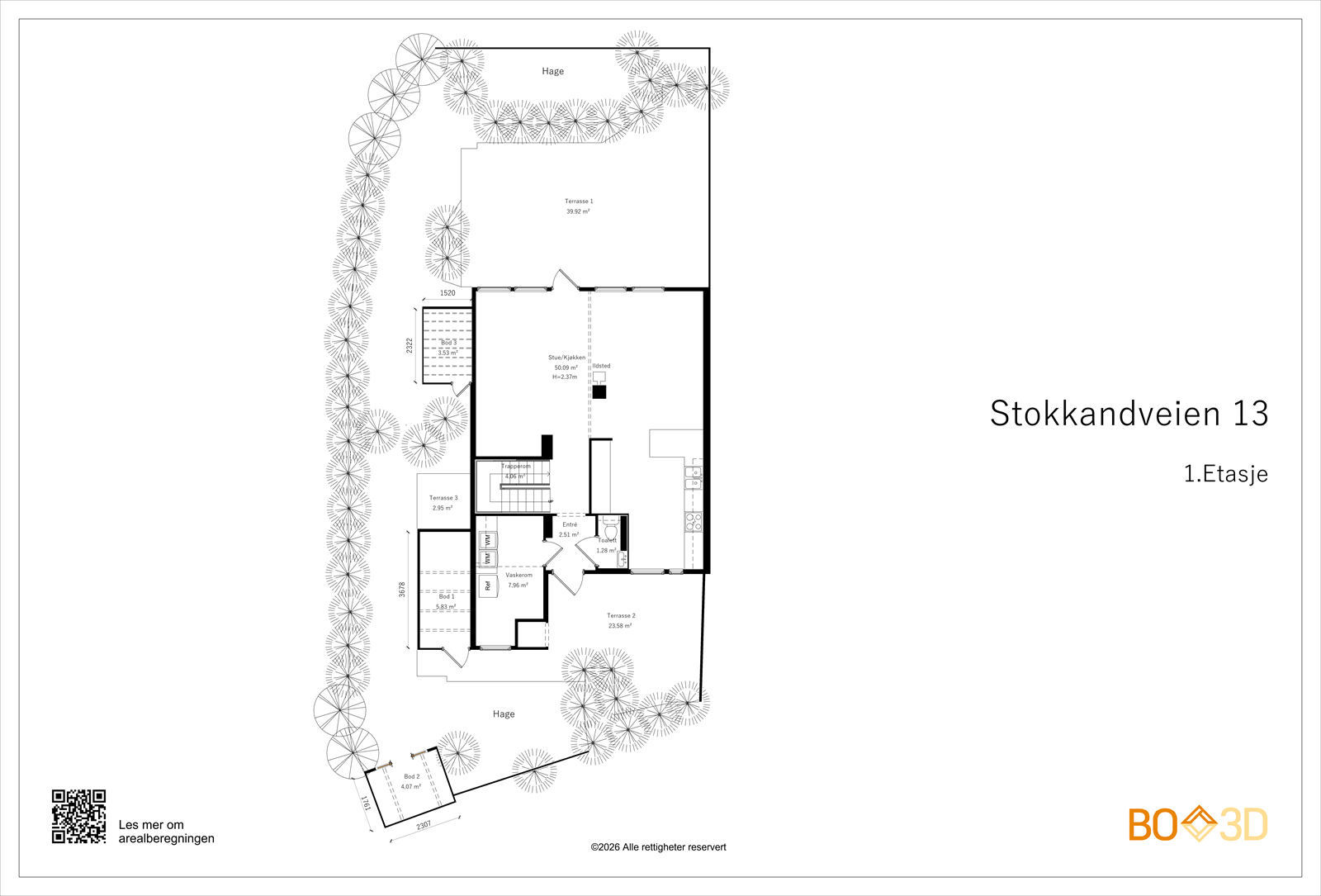Situasjonskartet viser boligens plassering på tomten, med hage og flere uteplasser. Galleribilde