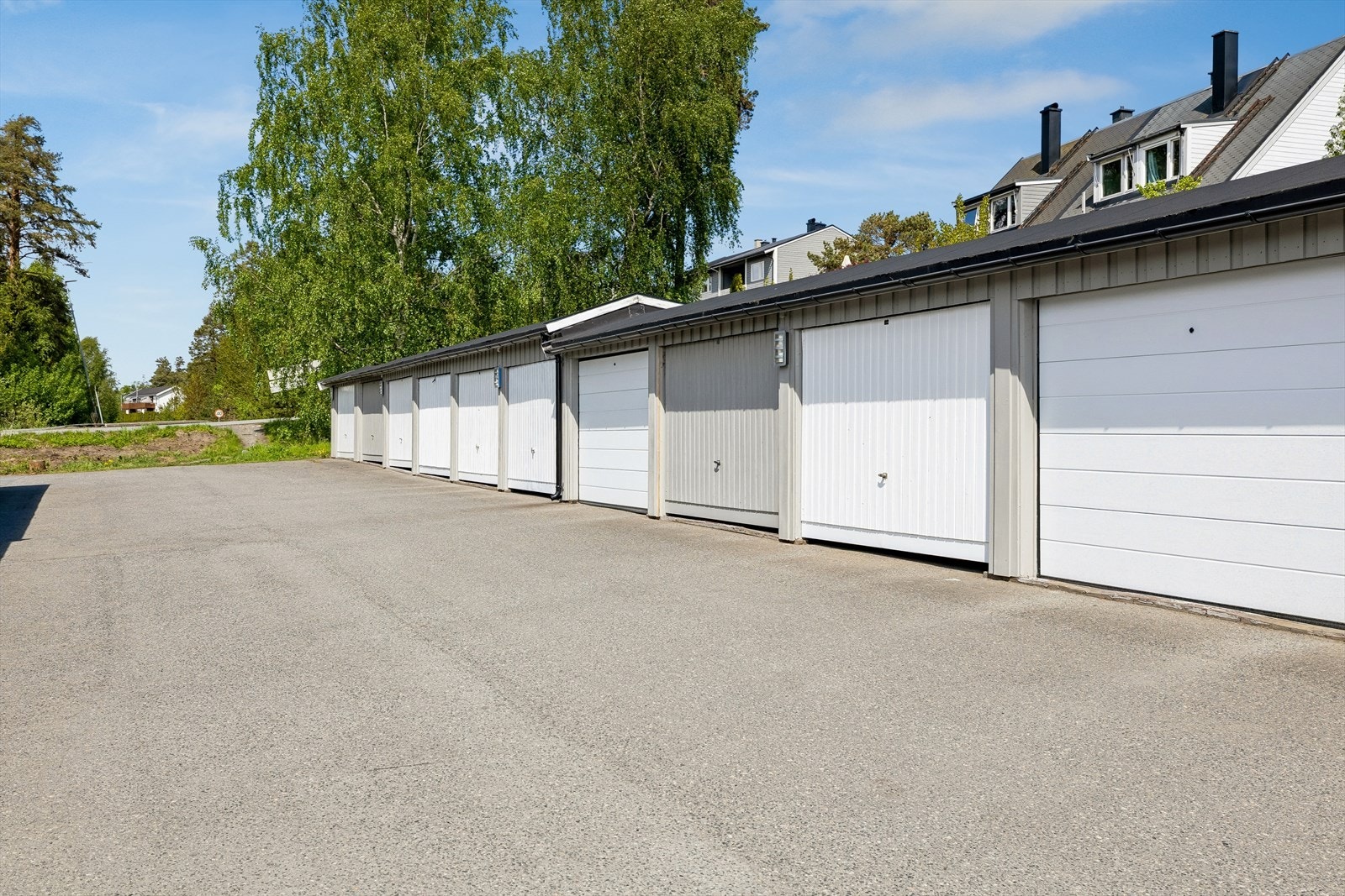 Eiendommen disponerer garasjeplass (nr. 106) i en felles garasjerekke. Galleribilde